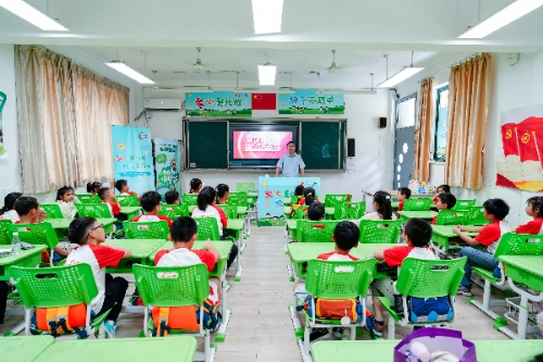 把民主的种子洒进幼小的心田 全过程人民民主宣讲进暑托班办学点