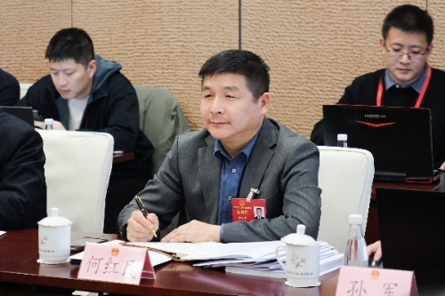 开会间隙画了张图，这位代表建议为淀山湖“画”出治理同心圆……