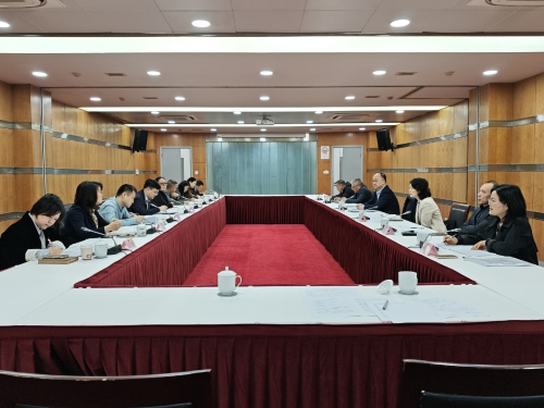 区人大常委会主任程巍主持召开代表建议督办座谈会