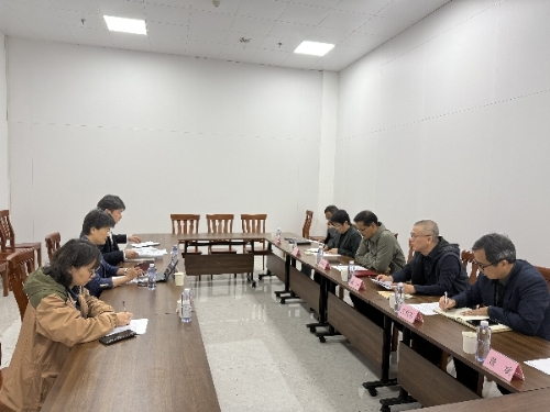  区人大常委会副主任吴瑞弟带队赴区经委调研促进本区中小企业发展情况